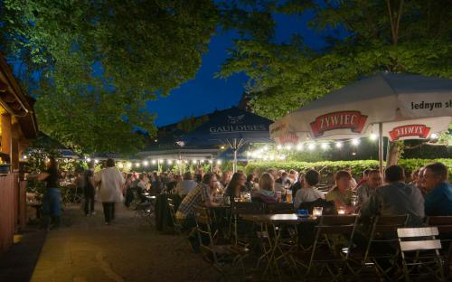 Biergarten am Abend des Restaurants Restauration Kopernikus, Nürnberg