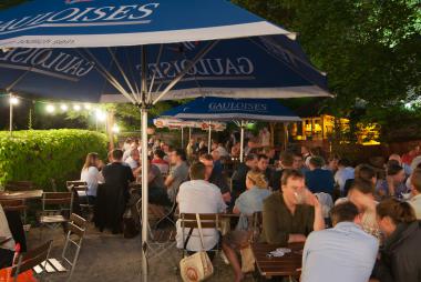 Biergarten am Abend des Restaurants Restauration Kopernikus, Nürnberg